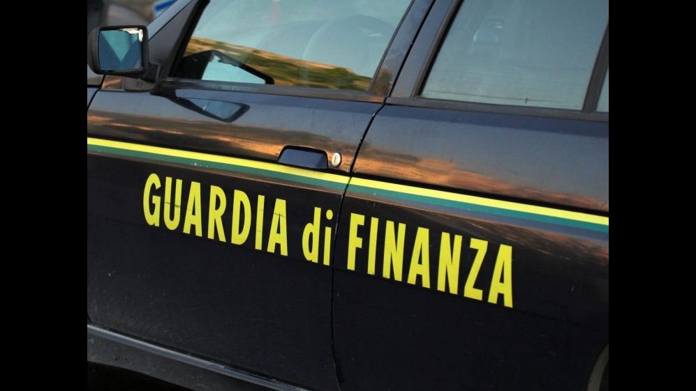 Taranto, due giovani cadono in mare, salvati da un finanziere