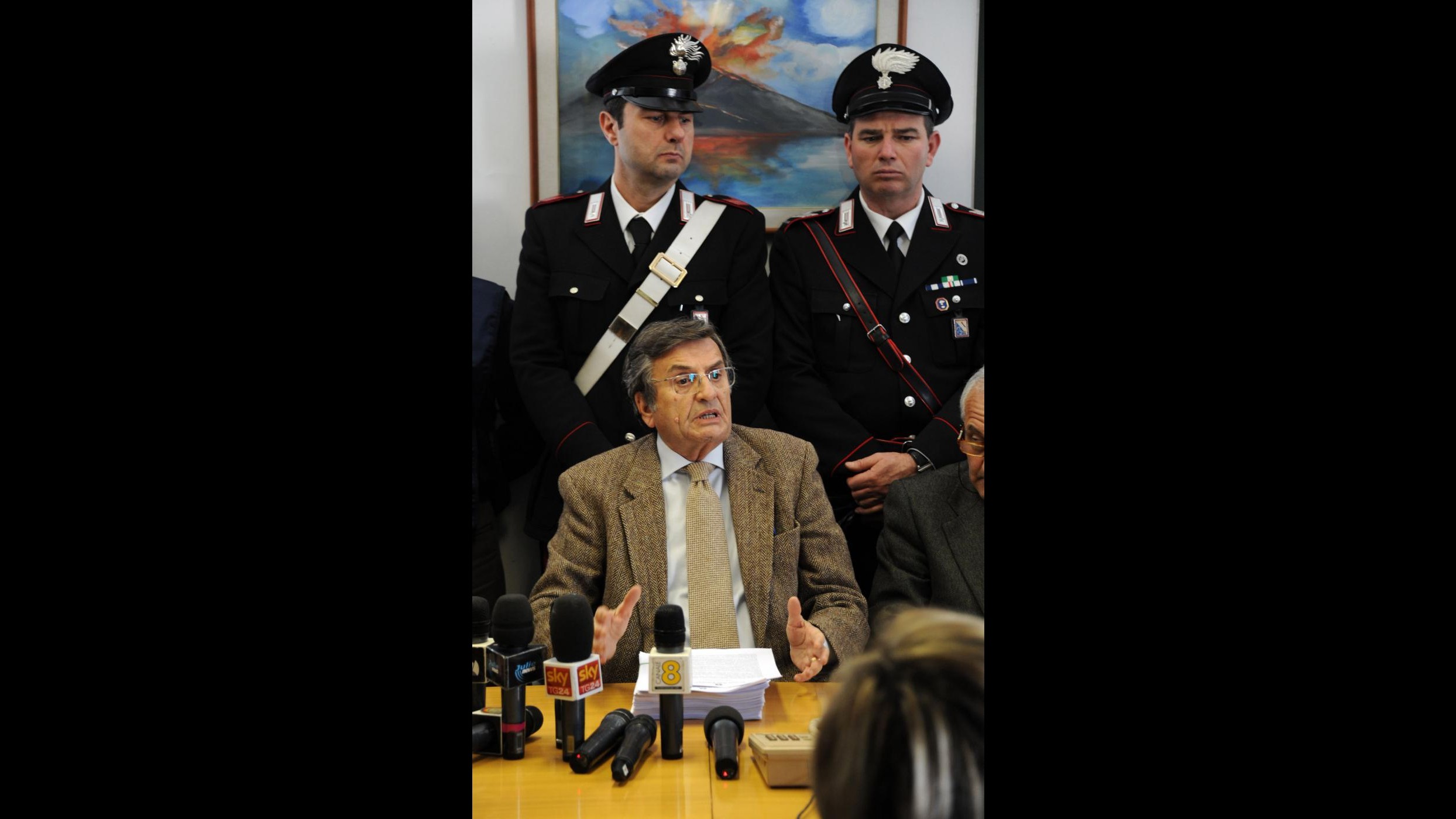 Pm senza scorta dopo le 18 a Napoli. “Roma non paga da un anno”