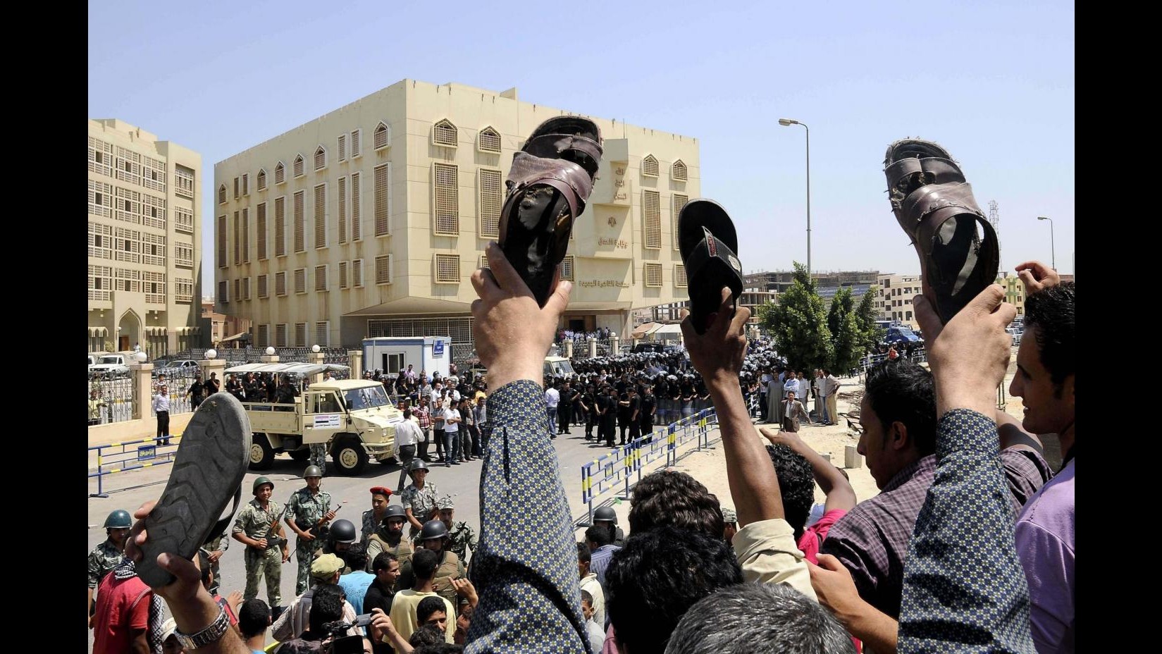Violenze in secondo giorno di scontri al Cairo, oltre mille feriti