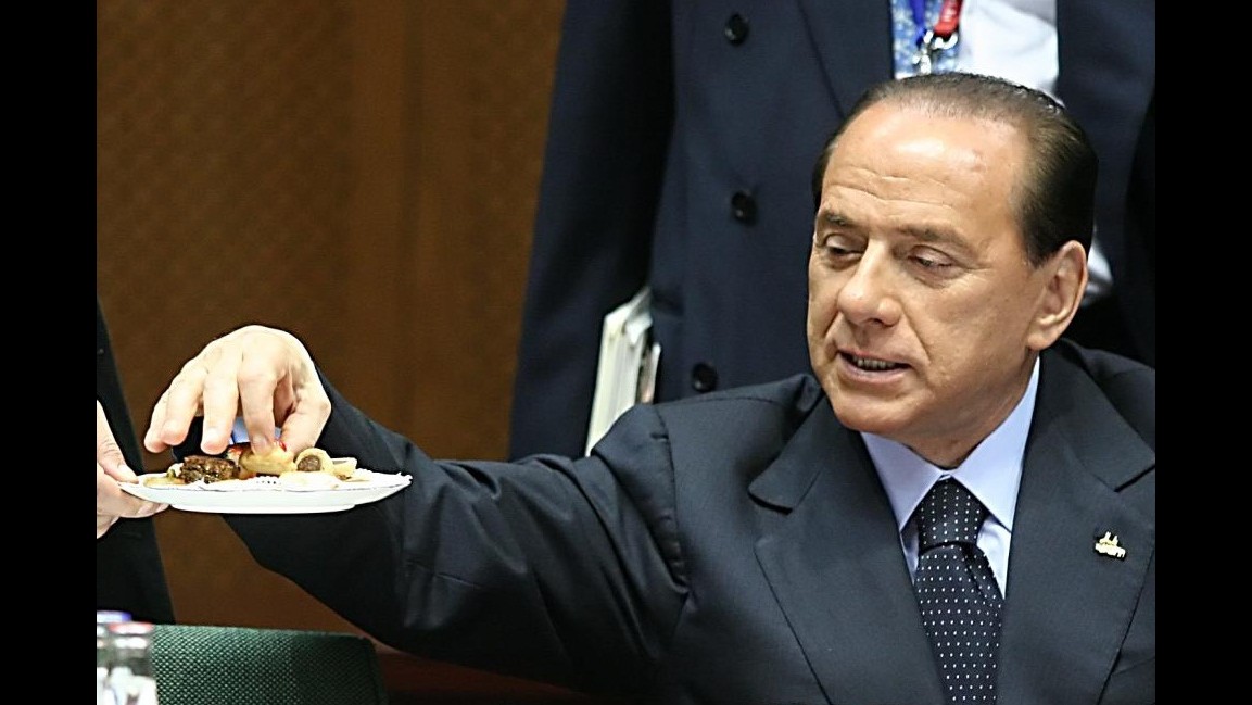 Pranzo della pace a palazzo Grazioli. Bossi frena: Governo rischia
