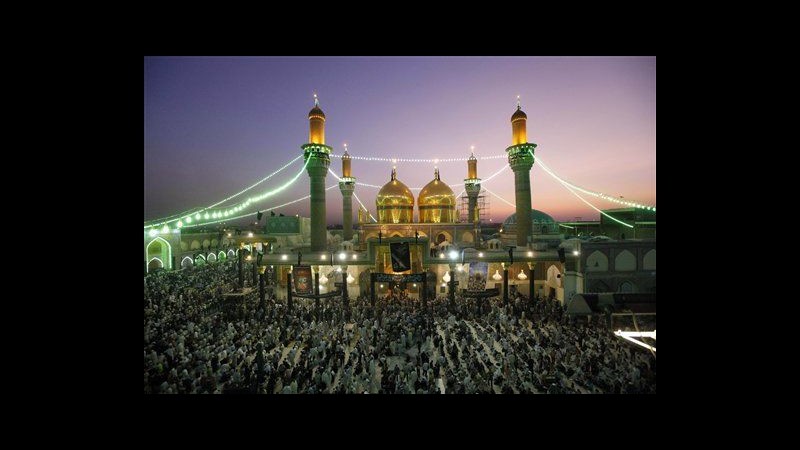 Iraq, folla di sciiti commemora imam Moussa al-Kadhim a Baghdad