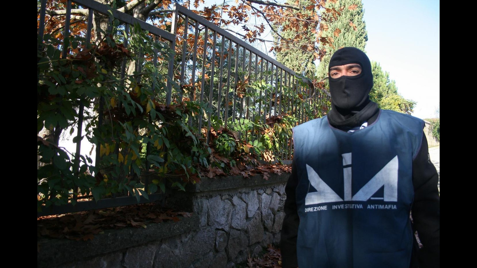 Dia di Napoli all’attacco del clan Schiavone, numerosi arresti