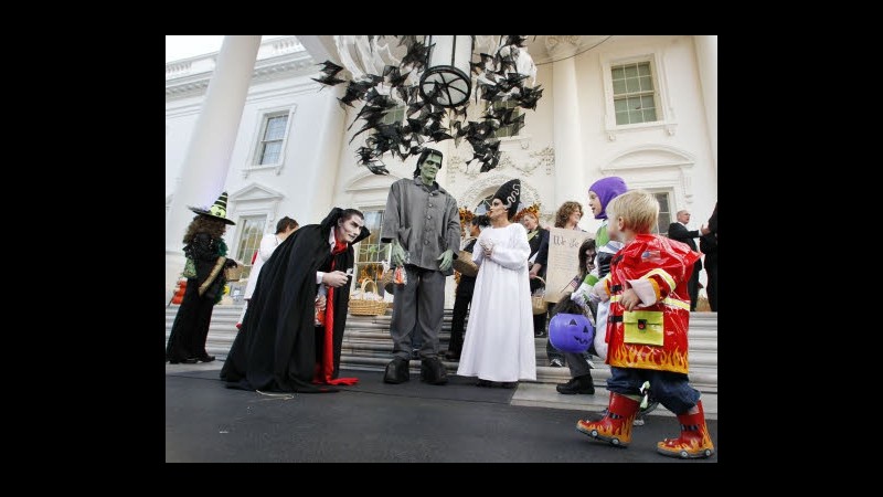 Obama pronto a distribuire dolcetti alla Casa Bianca per Halloween
