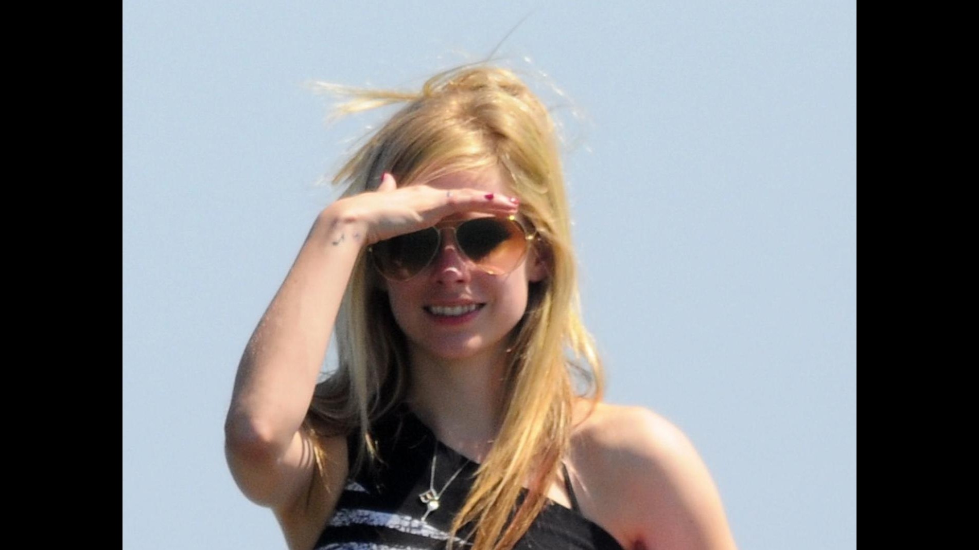 Avril Lavigne e l’ex marito Deryck Whibley tra complicità e abbracci