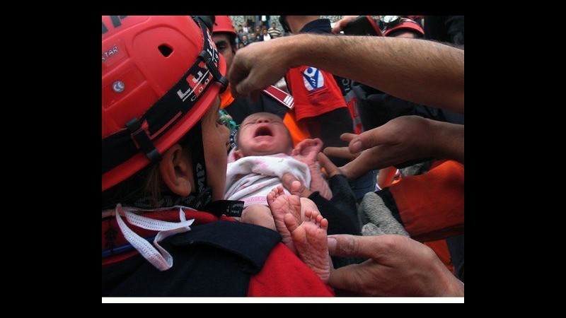 Sisma Turchia, recuperato cadavere padre di neonata salvata a Ercis