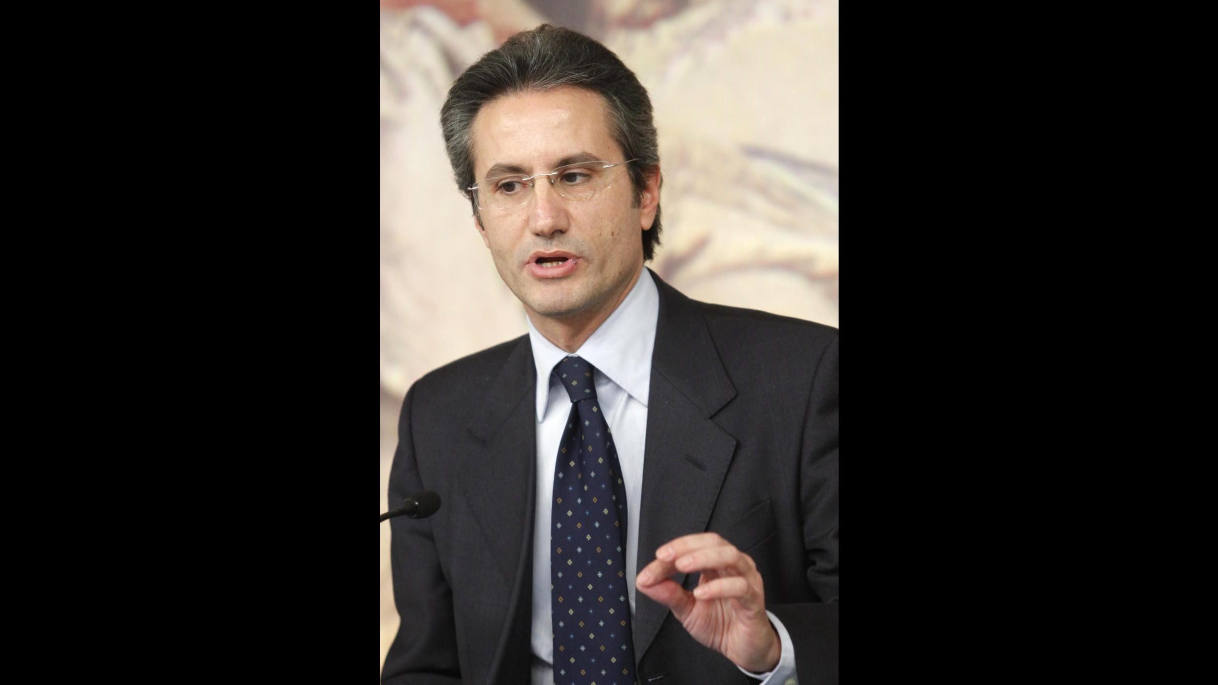 Rifiuti, in corso l’interrogatorio di Caldoro in procura a Napoli