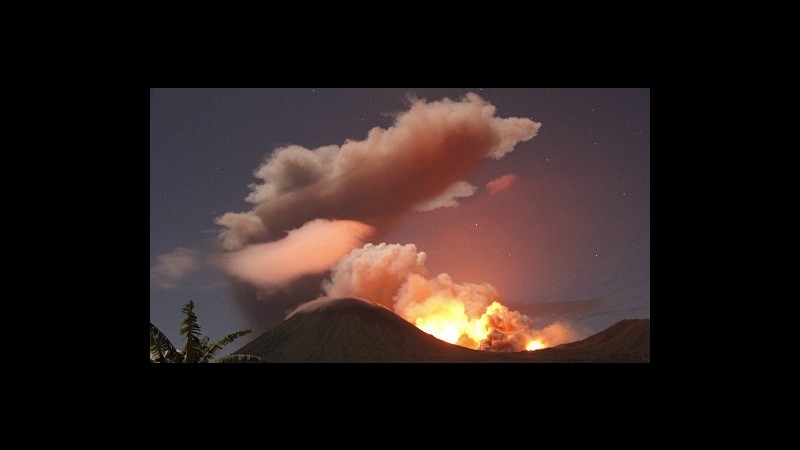 Indonesia, erutta il vulcano Lokon