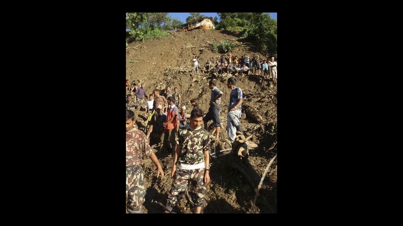 Nepal, almeno 6 morti e 10 dispersi in frane su villaggi