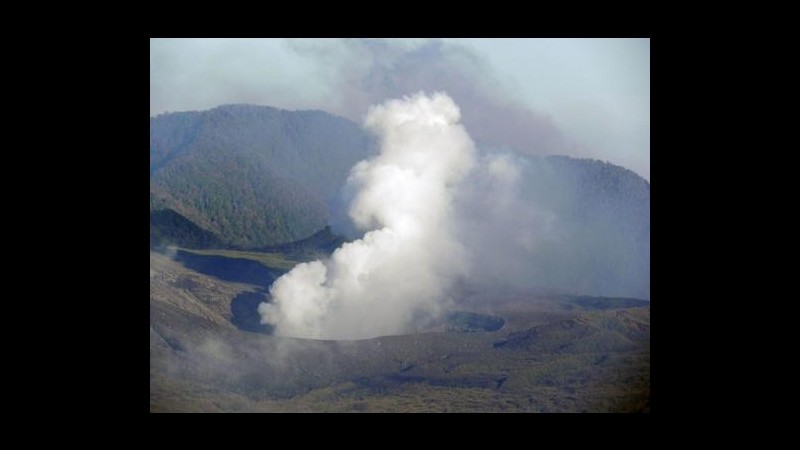 Indonesia, erutta vulcano Lokon, 2.500 persone evacuate da ieri