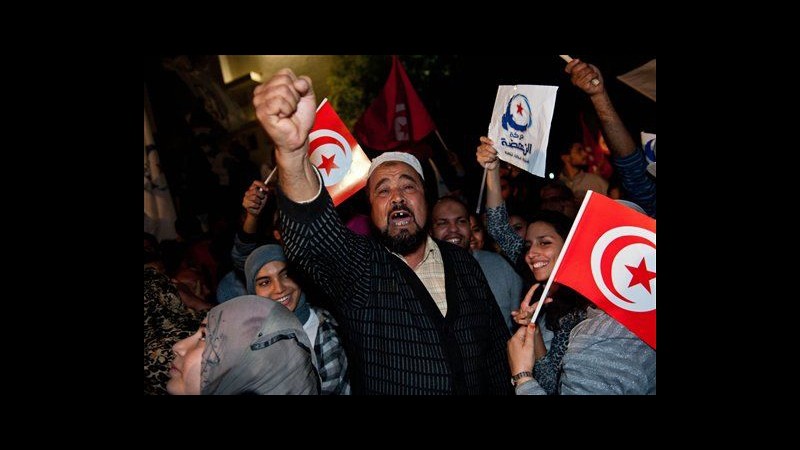 Elezioni Tunisia, vince Ennahda, sostenitori altro partito incendiano sede