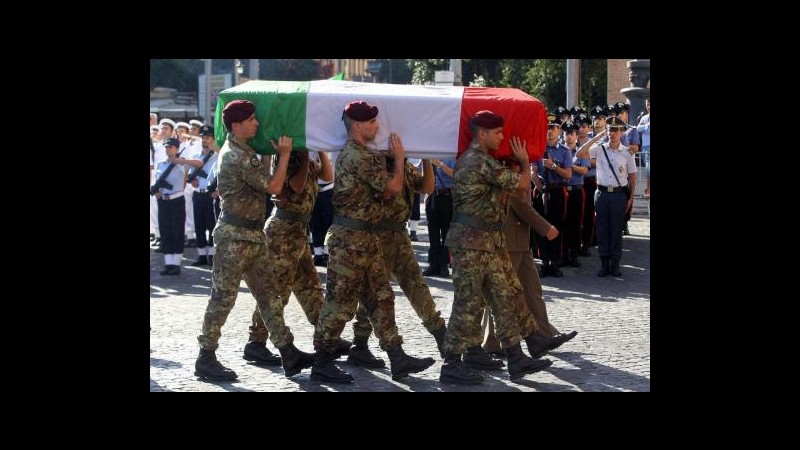 Militare morto, familiari abbracciano il feretro tra gli applausi