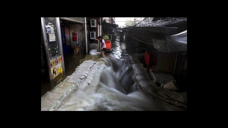 Thailandia, premier in lacrime: Non abbiamo saputo arginare alluvioni