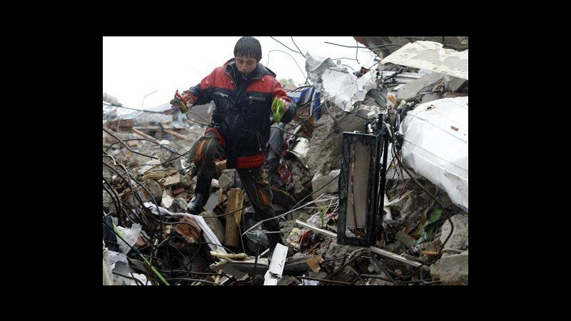 Sisma Turchia, uomo estratto vivo dopo 4 giorni sotto le macerie