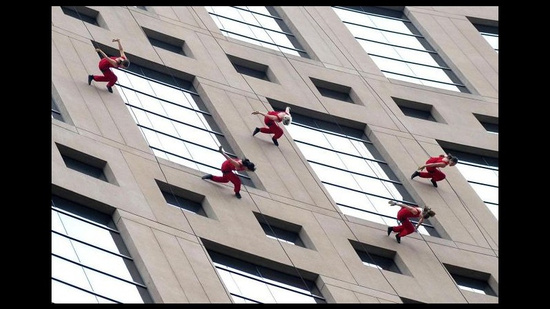 Performance aeree a Vancouver per il festival ‘Dancing on the edge’