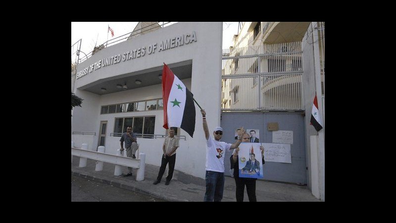 Siria, in migliaia manifestano a Latakia a favore del regime di Assad