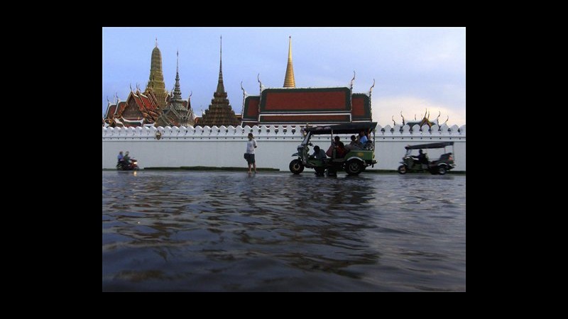 Thailandia, evacuato terzo quartiere di Bangkok per alluvioni