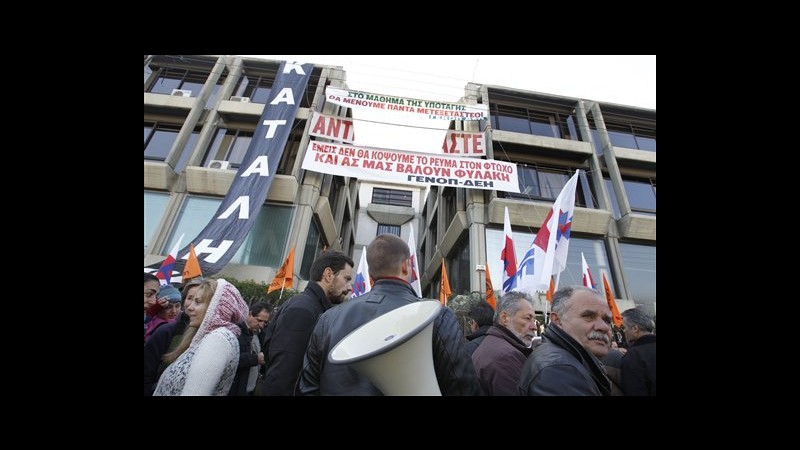 Grecia, lavoratori in sciopero bloccano sedi società energetica