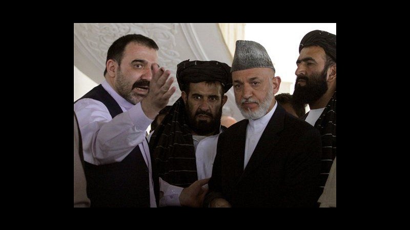 Afghanistan, migliaia di persone a funerale fratello Karzai