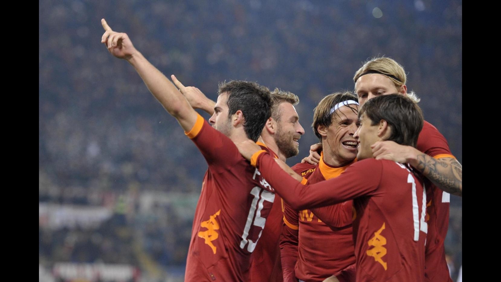 Serie A, la Roma doma il Lecce e tiene il passo delle prime