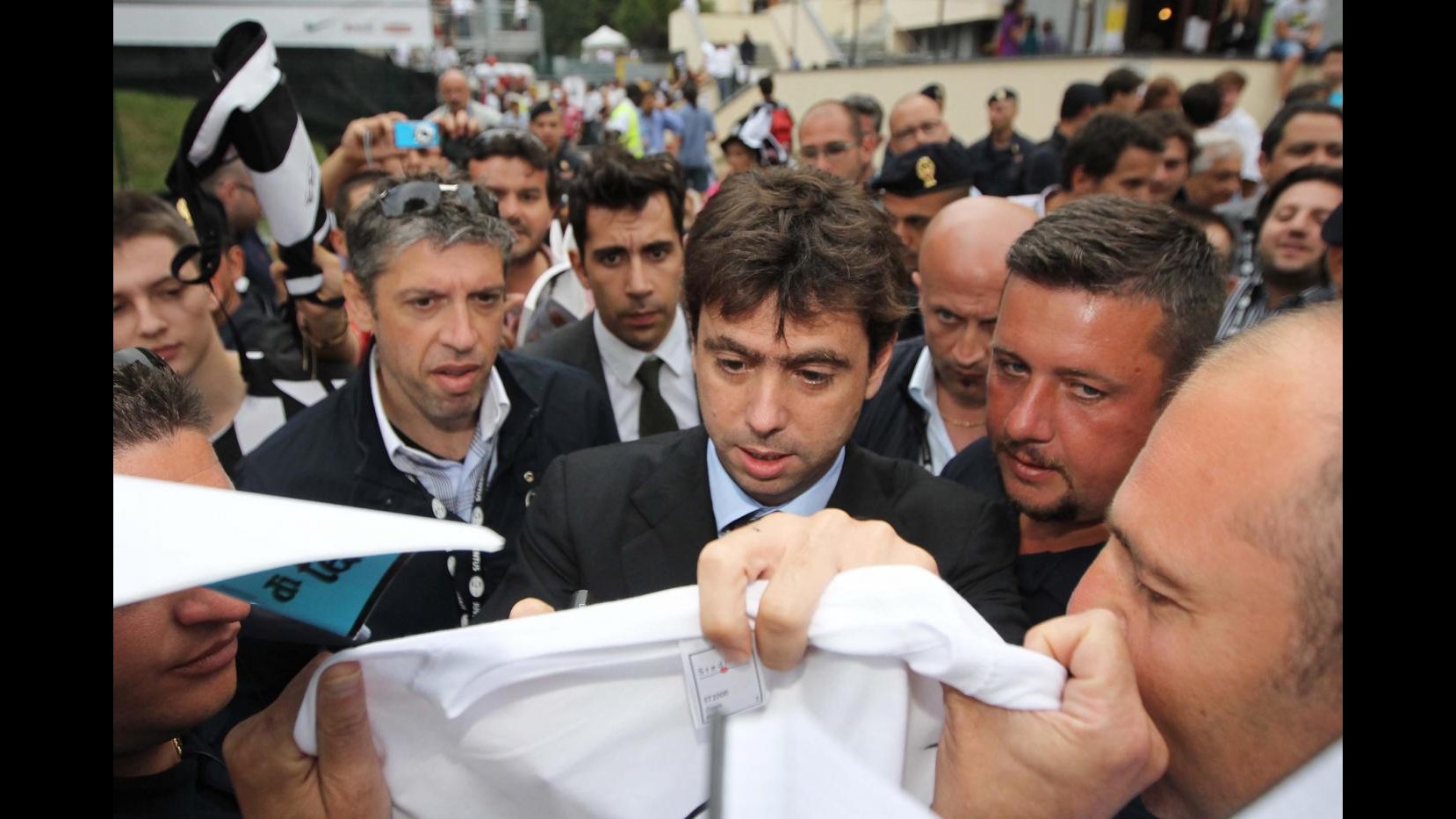 Juventus, bagno di folla per presidente Agnelli a Bardonecchia