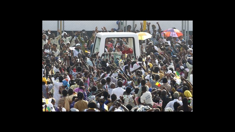 Papa in Benin, durante messa consegna guida pastorale ‘Africae munus’