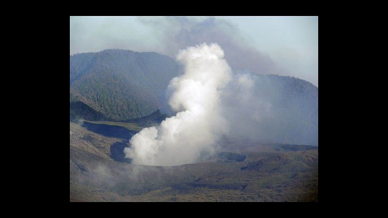Indonesia, vulcano Lokon si risveglia e costringe mille persone a fuga