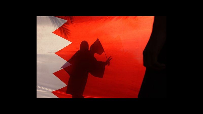 Bahrain, funerale di giovane dimostrante travolto ieri da auto polizia