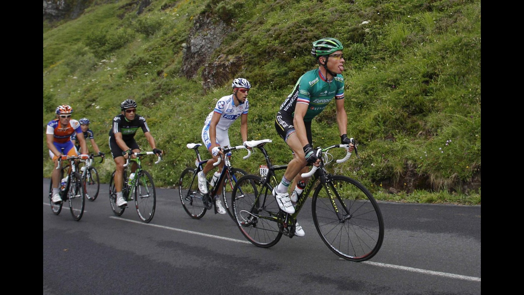 Tour de France, polizia indaga su incidente macchina contro corridori