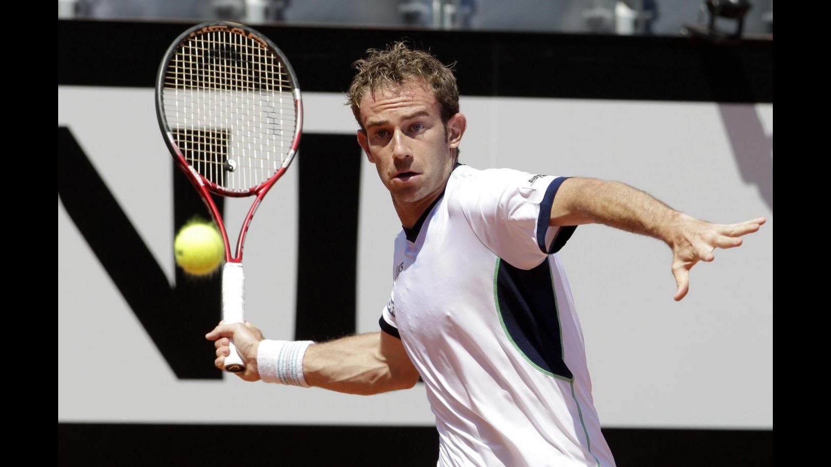 Tennis, Atp Bastad: Volandri sfrutta infortunio Robredo e passa turno