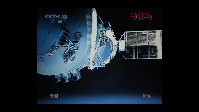 Navicella cinese Shenzhou 8 rientra a Terra dopo aggancio a Tiangong 1