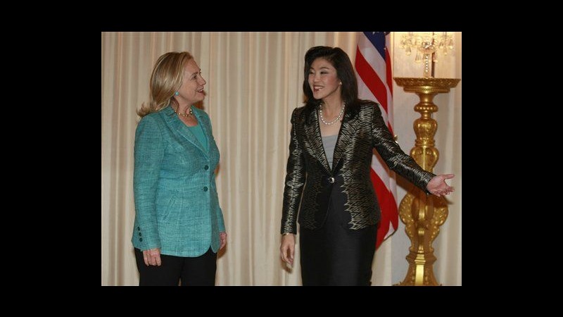 Thailandia, Hillary Clinton visita popolazione alluvionata di Bangkok