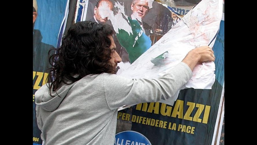 Manifesti contro Monti e Napolitano