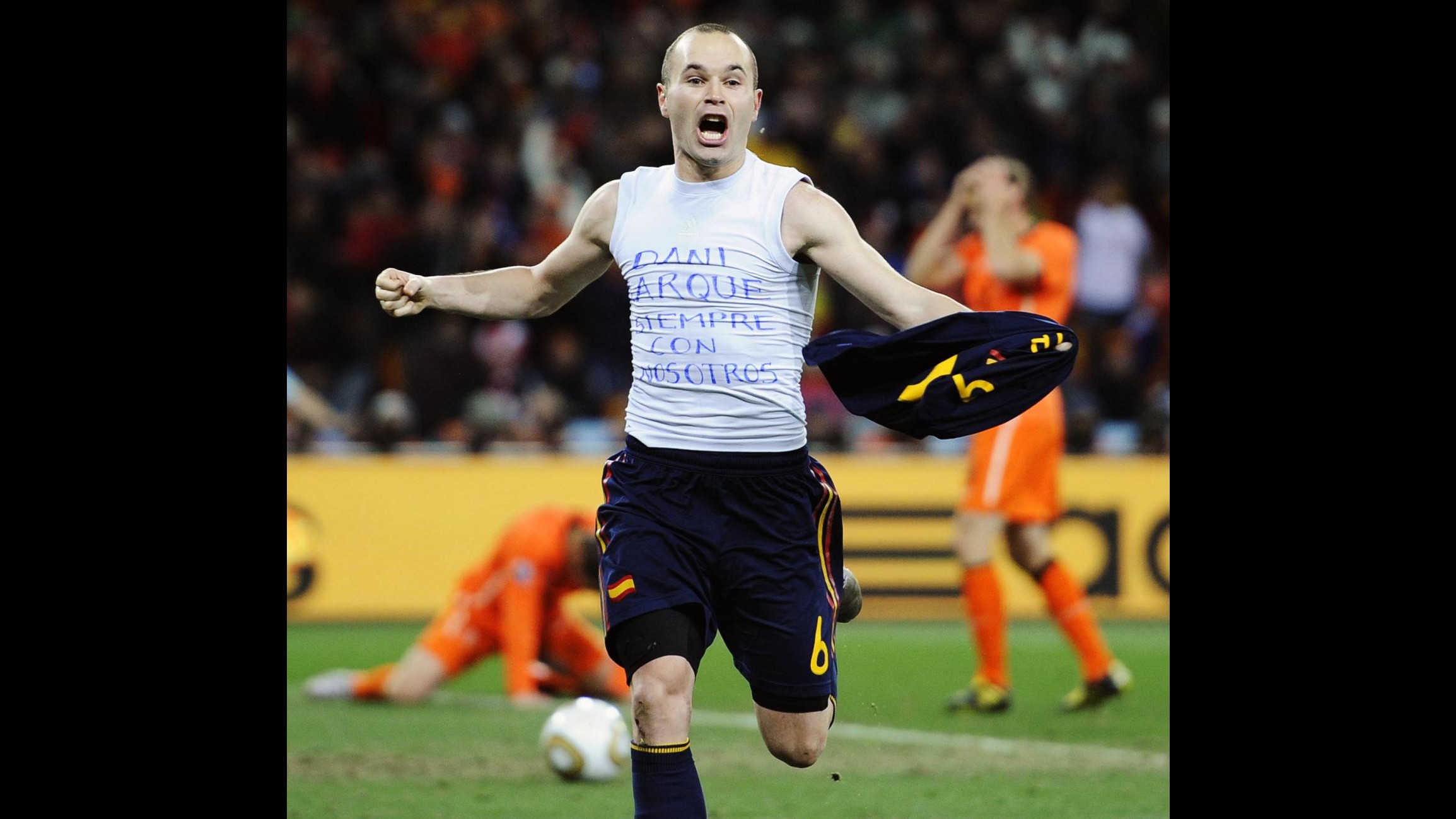 Calcio, Espanyol espone maglia Mondiale Iniesta per morte Dani Jarque