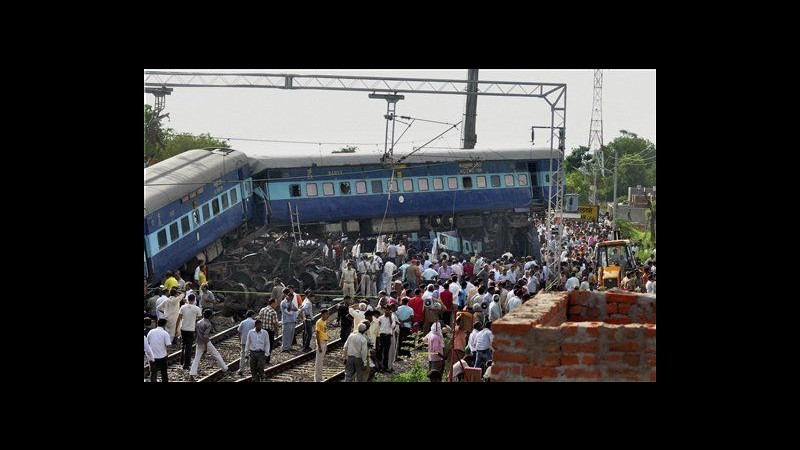 Treno deraglia nel nord dell’India, 31 morti e 100 feriti