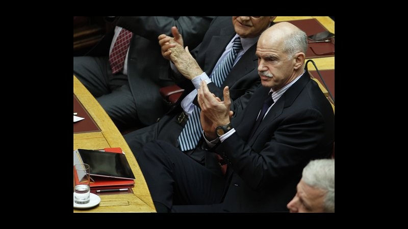 Grecia, governo Papademos ottiene fiducia in Parlamento