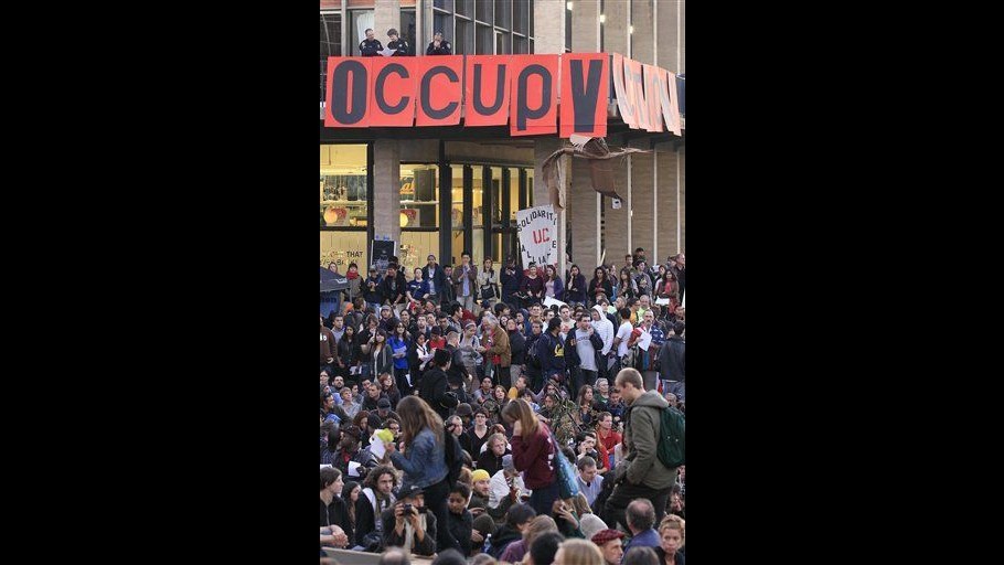 Occupy Wall Street, studenti Berkeley votano richieste e rimontano campo