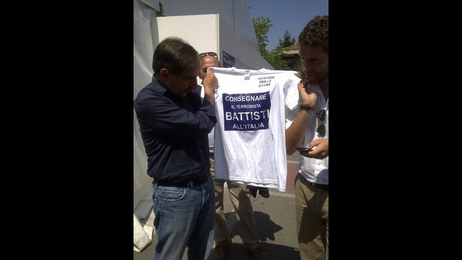 Maglietta di La Russa: Consegnate Battisti