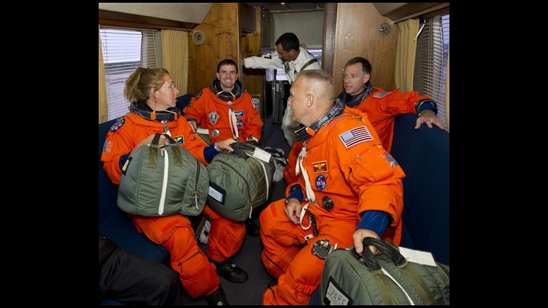 Shuttle Atlantis, oggi gli astronauti verificano eventuali danni a scudo termico