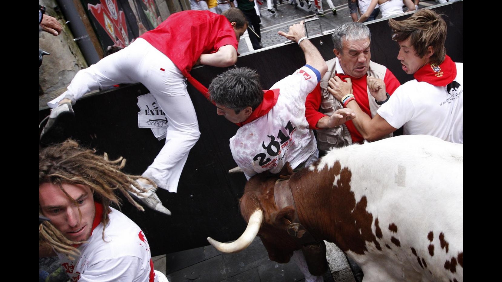 Spagna, 3 feriti in corsa tori a Pamplona, uno di loro incornato alla gamba