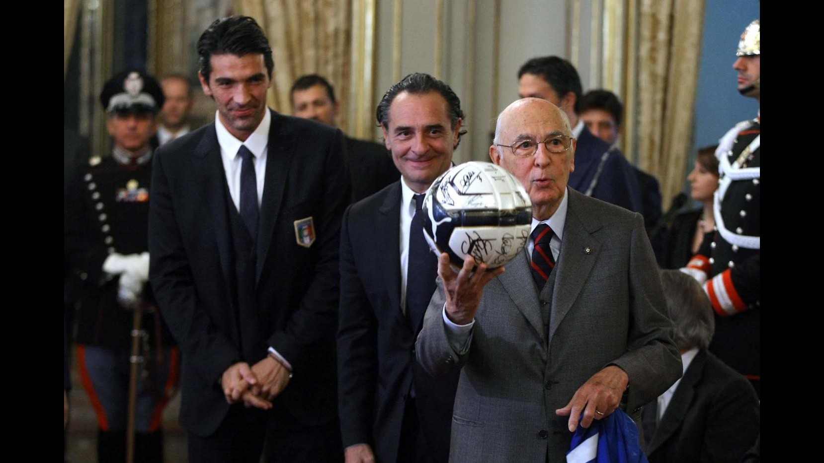 Crisi, Napolitano: Viviamo giorni complessi ed impegnativi