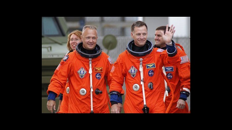 Shuttle Atlantis, astronauti salgono sulla navetta nonostante maltempo