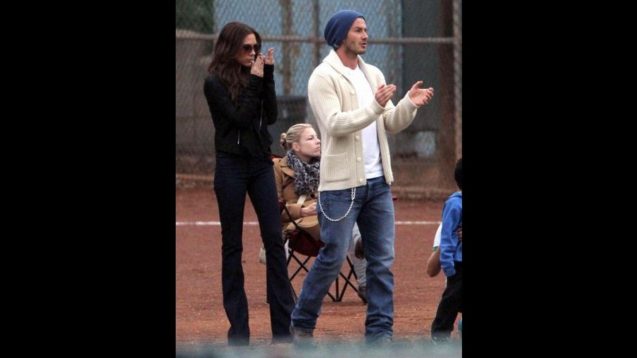 La famiglia Beckham guarda i figli giocare a calcio