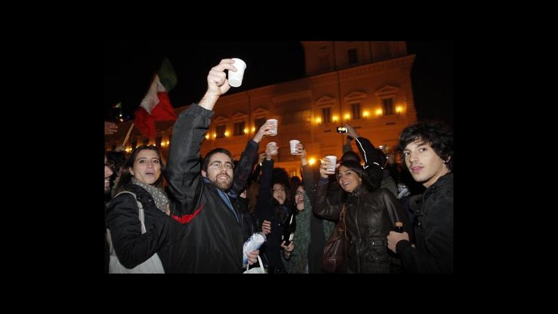 Dimissioni Berlusconi, folla nelle strade