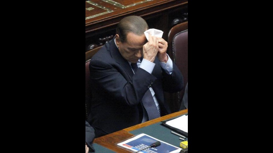 Folla davanti a palazzo Chigi