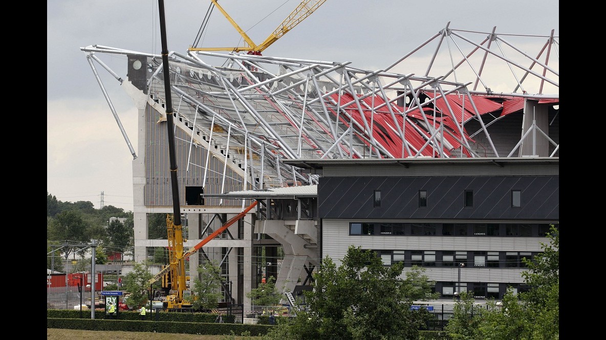 Crolla stadio Twente: 1 morto e 16 feriti