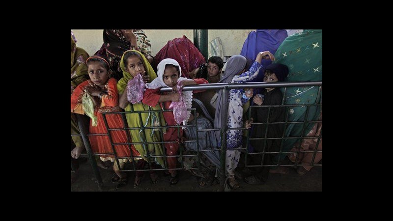 Pakistan, bomba esplode a posto blocco polizia nel nordovest: un morto