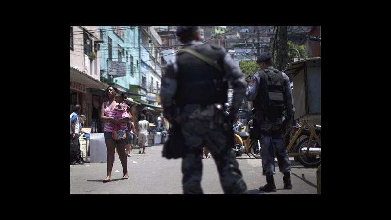 Brasile, polizia rafforza presenza intorno a favela di Rio de Janeiro