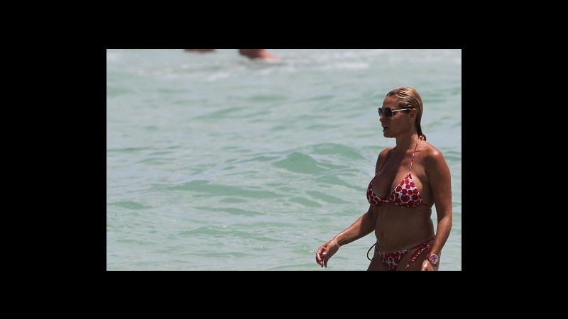 Simona Ventura si riposa al mare