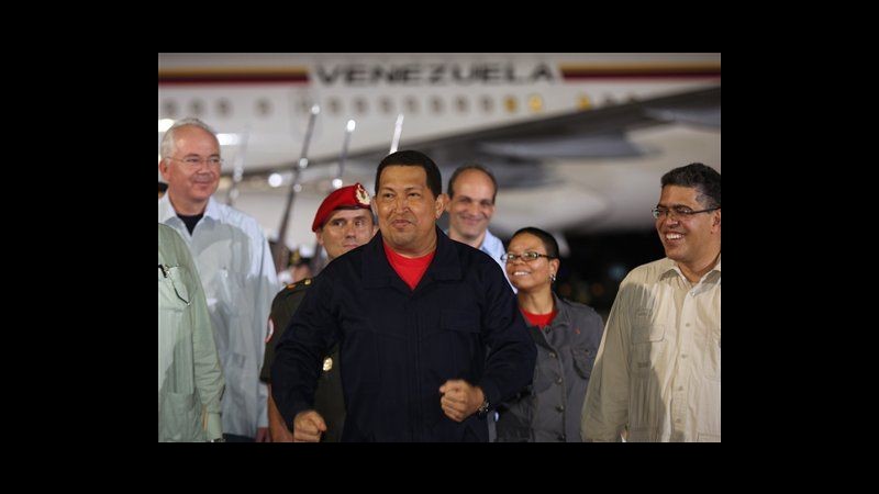Venezuela, Chavez canta e si dice ottimista dopo chemio: Guarirò
