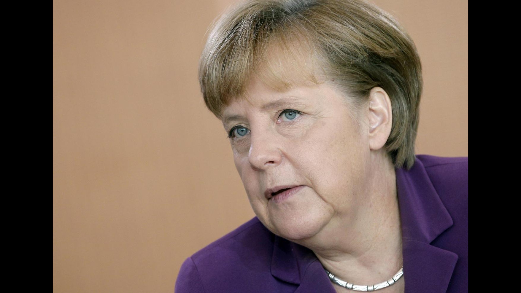 Merkel: Italia su strada giusta, ma risolva presto crisi leadership